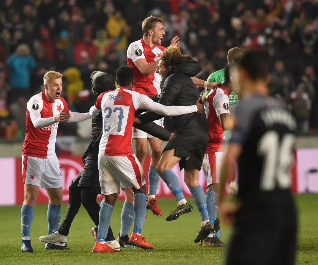 关于阿根廷横扫塞维利亚，埃尔林完成帽子戏法的信息