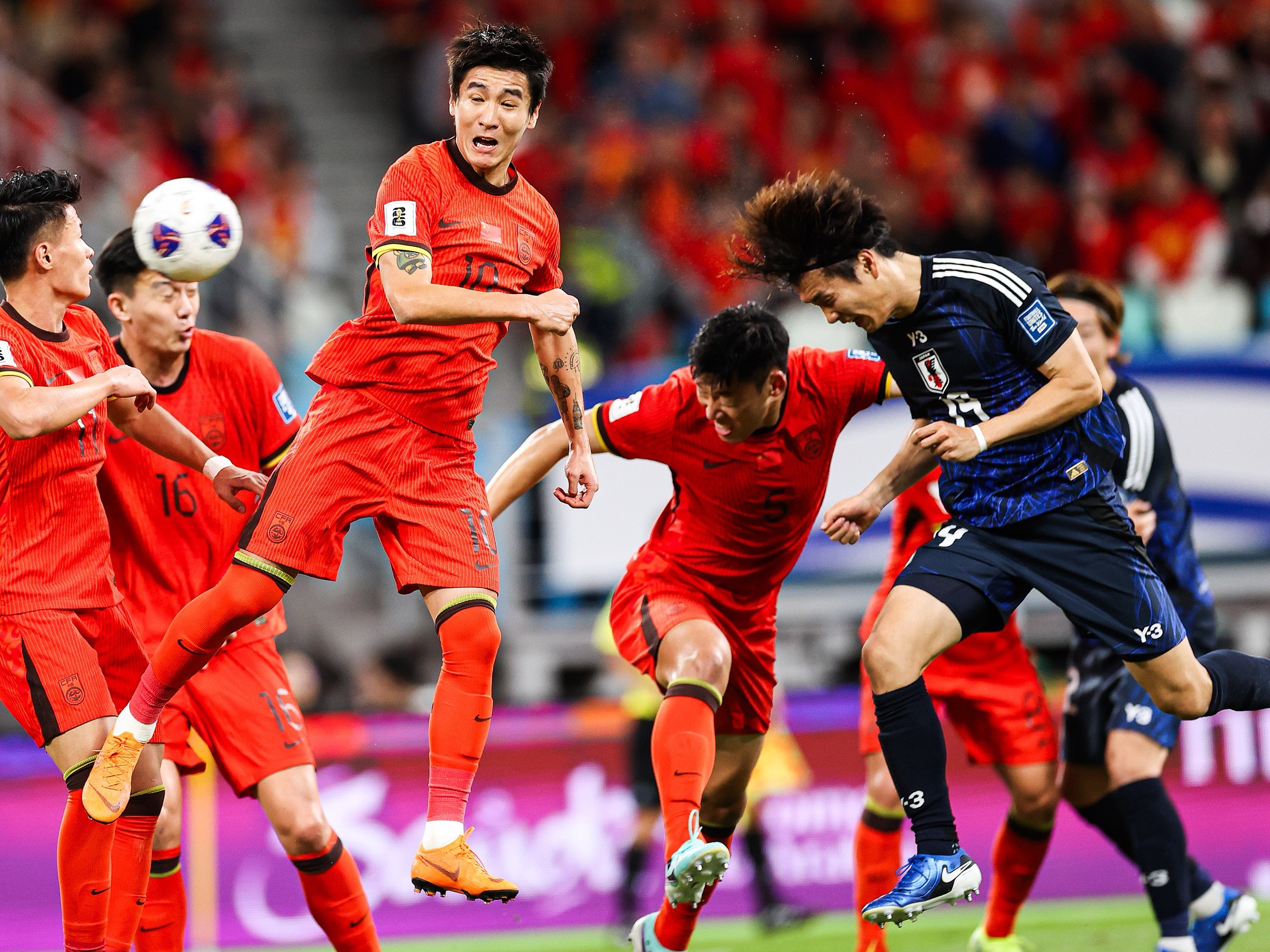 开云体育官网-场面火爆！亚洲杯观众席沸腾不已